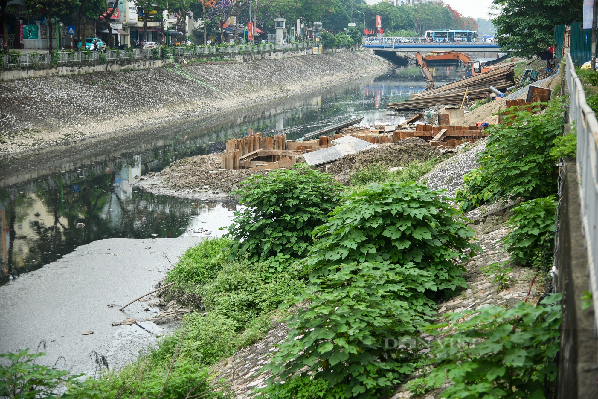 Hình ảnh các họng xả thải, biến sông Tô Lịch thành cống nước đen lộ thiên giữa Thủ đô- Ảnh 34.