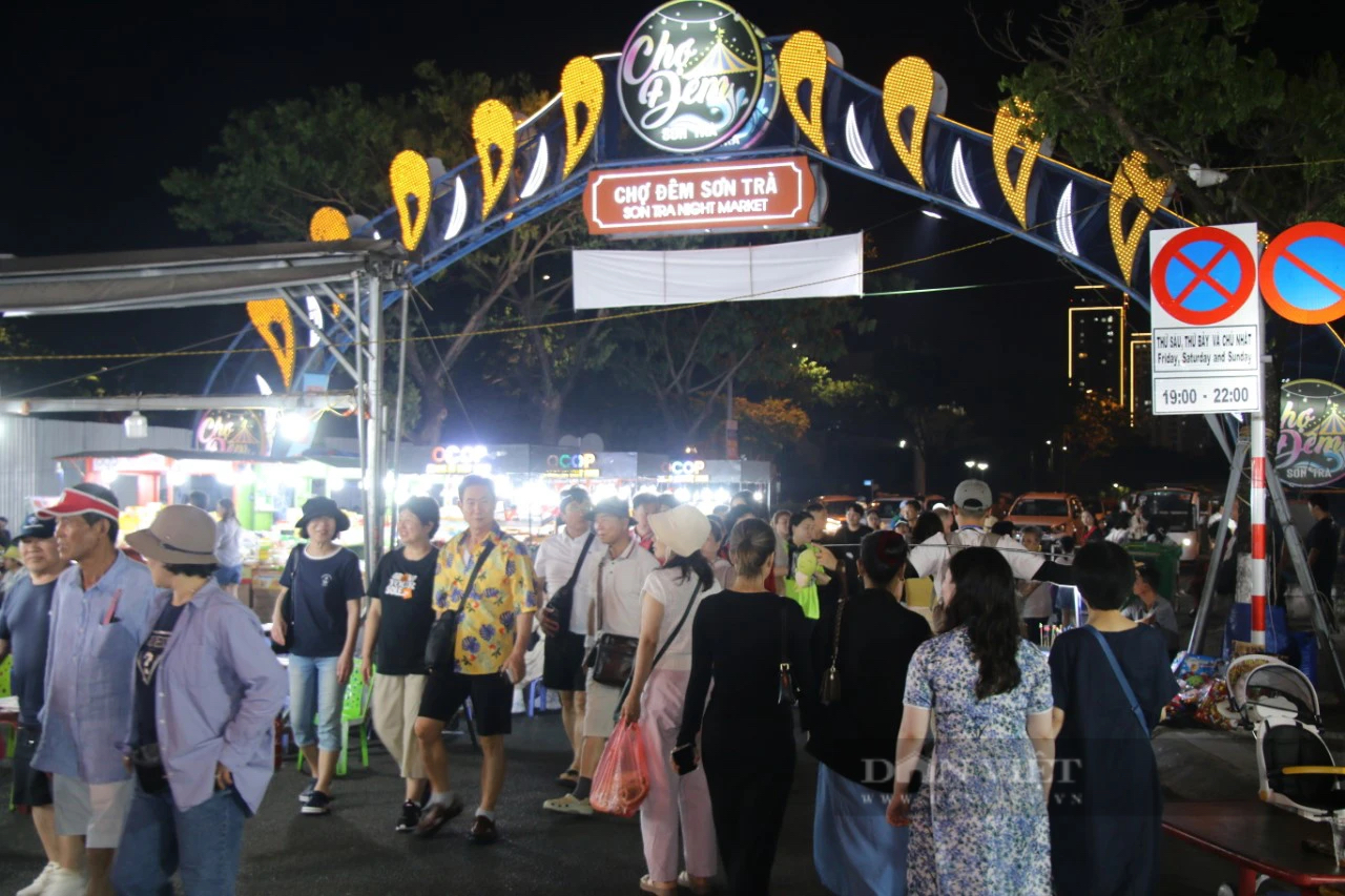 Sắp đóng cửa, chợ đêm du lịch Đà Nẵng vẫn đón khách nườm nượp- Ảnh 1.