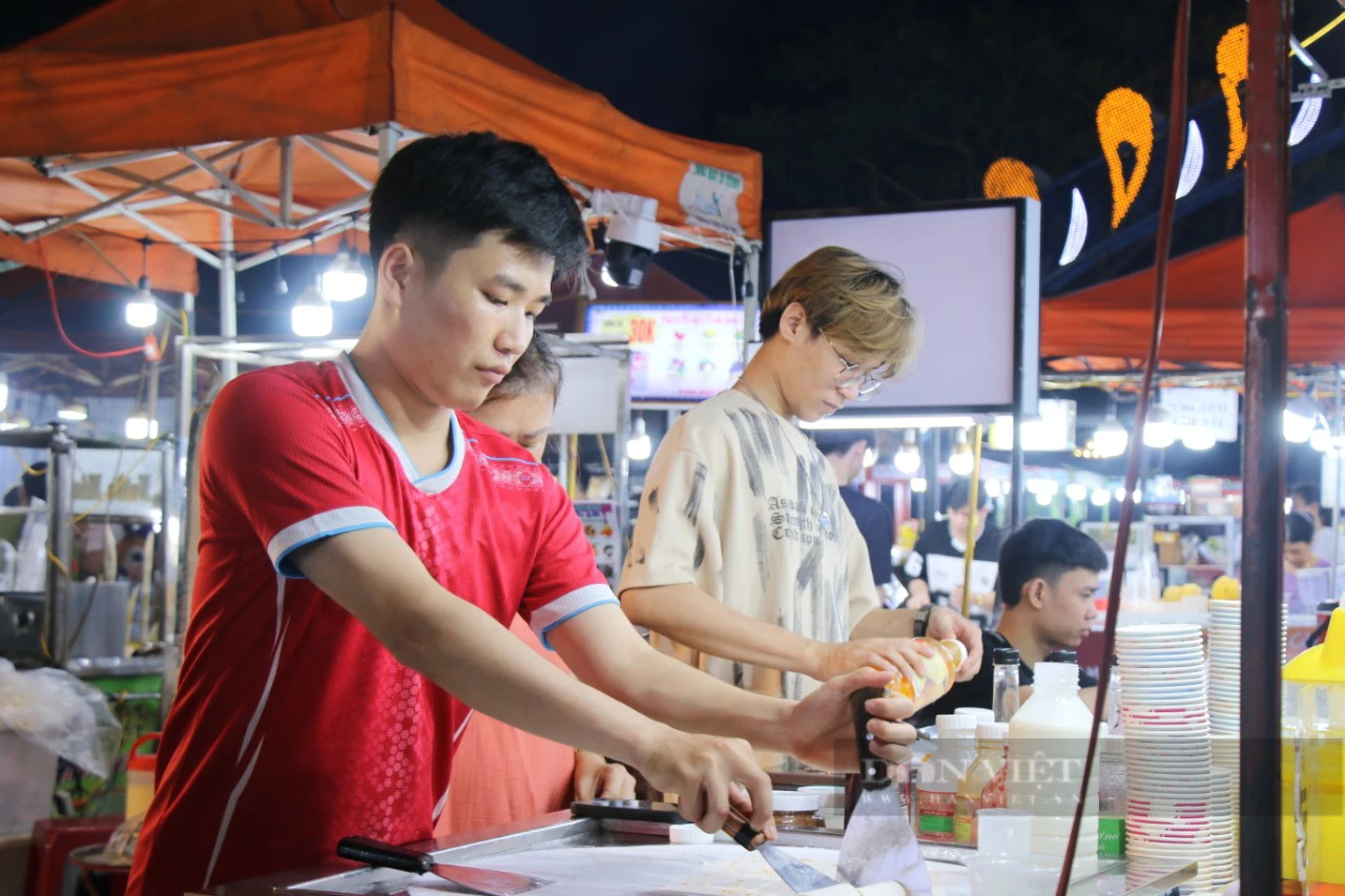Sắp đóng cửa, chợ đêm du lịch Đà Nẵng vẫn đón khách nườm nượp- Ảnh 3.