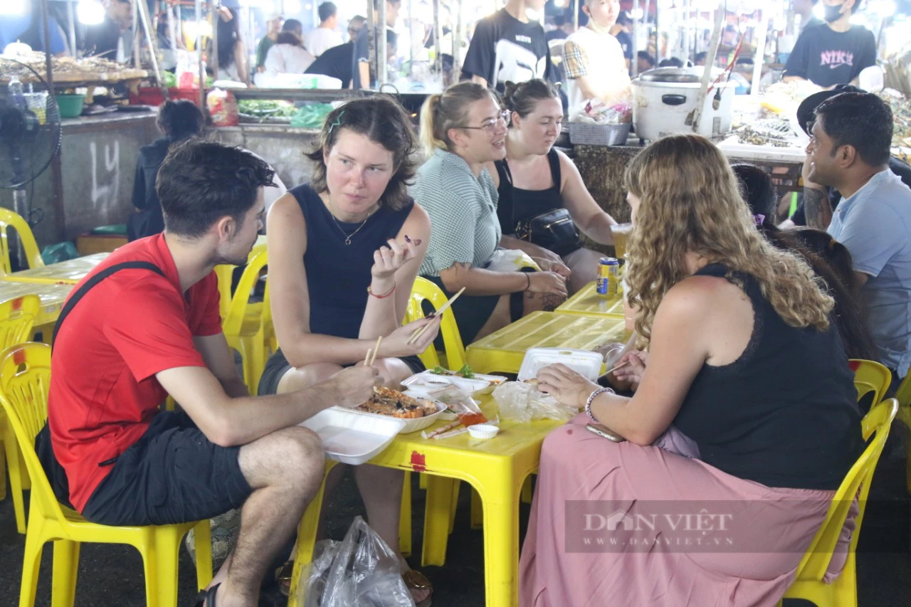 Sắp đóng cửa, chợ đêm du lịch Đà Nẵng vẫn đón khách nườm nượp- Ảnh 4.