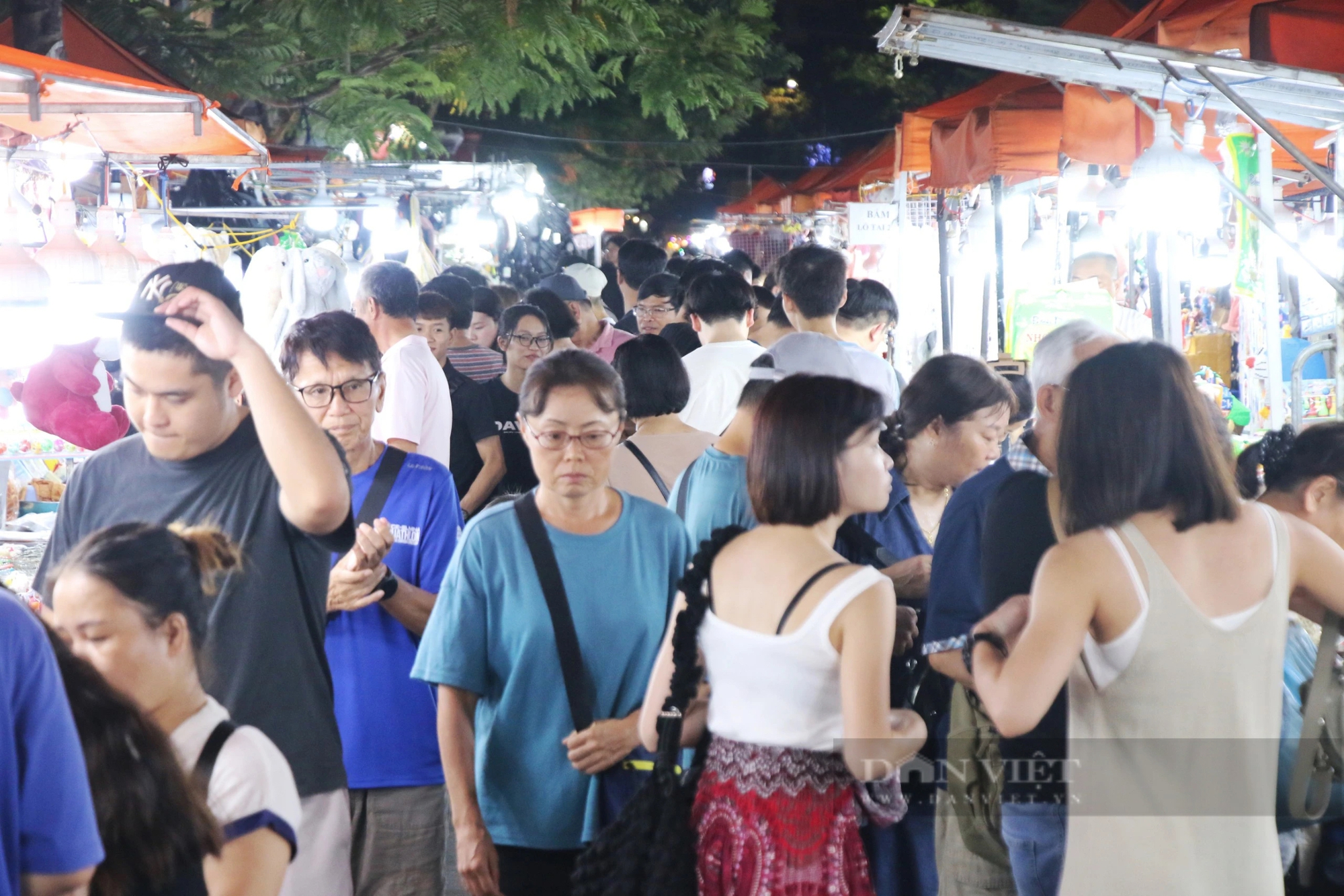 Sắp đóng cửa, chợ đêm du lịch Đà Nẵng vẫn đón khách nườm nượp- Ảnh 5.