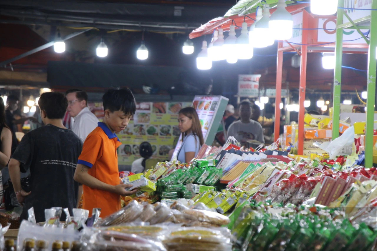 Sắp đóng cửa, chợ đêm du lịch Đà Nẵng vẫn đón khách nườm nượp- Ảnh 6.