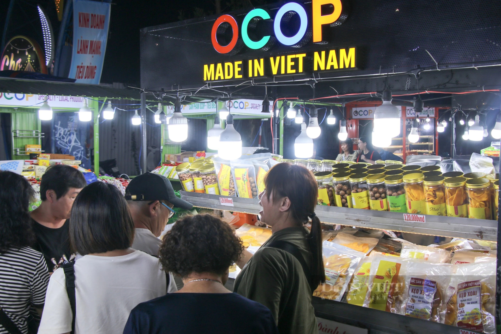 Sắp đóng cửa, chợ đêm du lịch Đà Nẵng vẫn đón khách nườm nượp- Ảnh 7.
