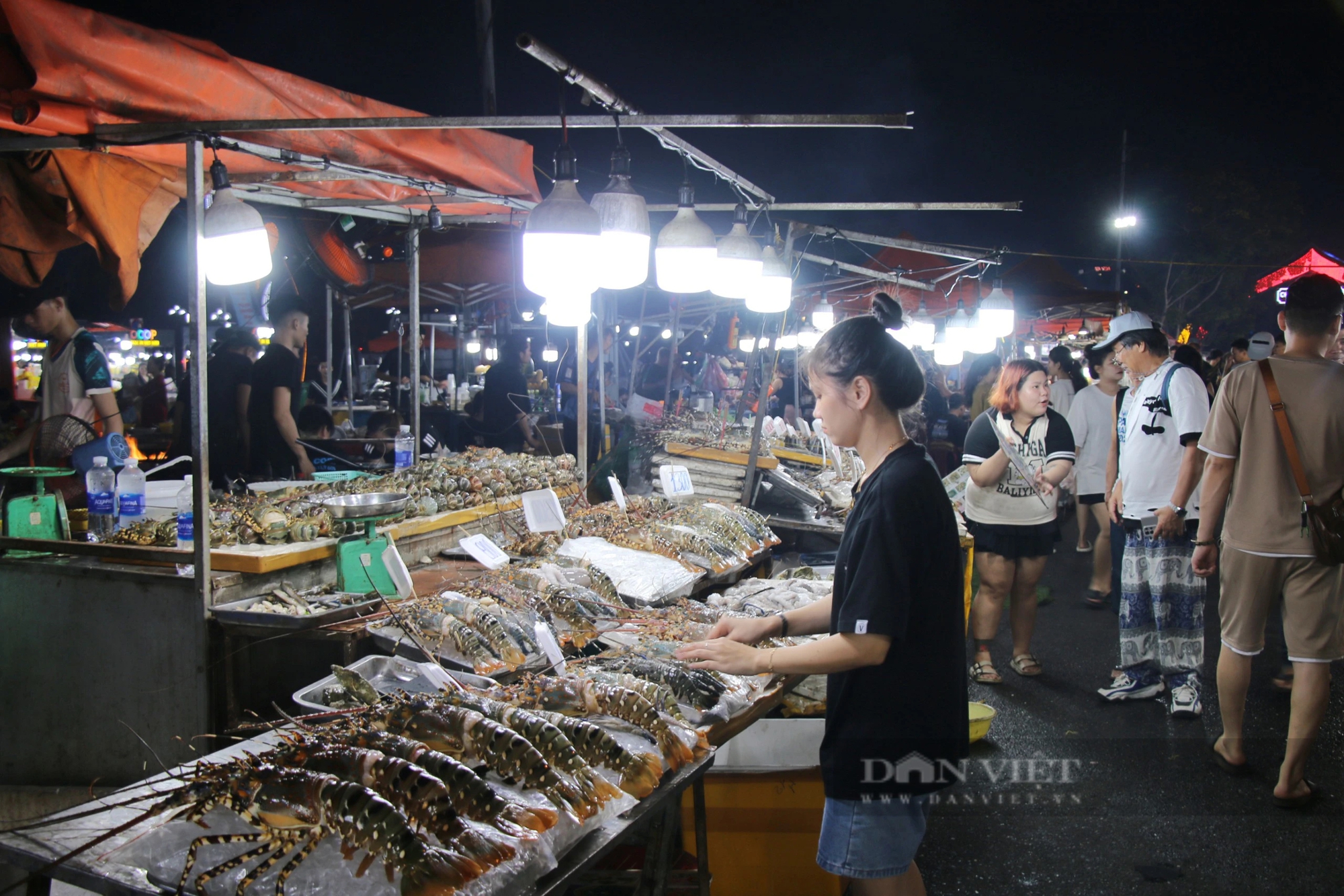 Sắp đóng cửa, chợ đêm du lịch Đà Nẵng vẫn đón khách nườm nượp- Ảnh 9.