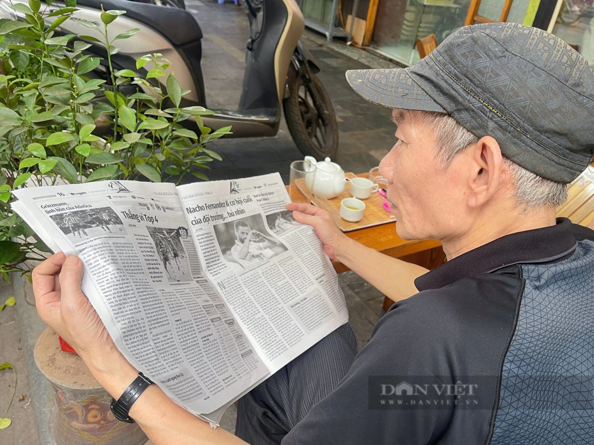 Những độc giả trung thành đọc báo giấy thời 4.0 ở Hà Nội- Ảnh 2.