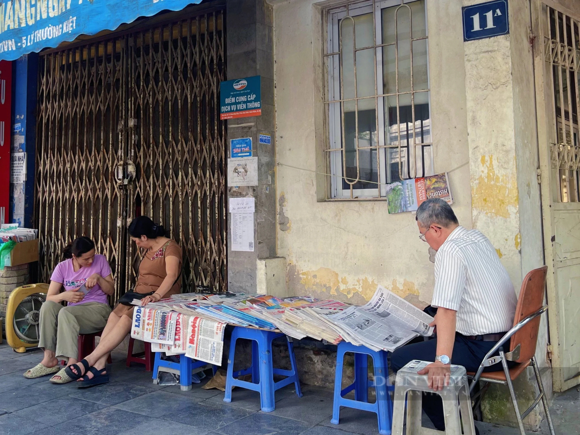 Những độc giả trung thành đọc báo giấy thời 4.0 ở Hà Nội- Ảnh 3.