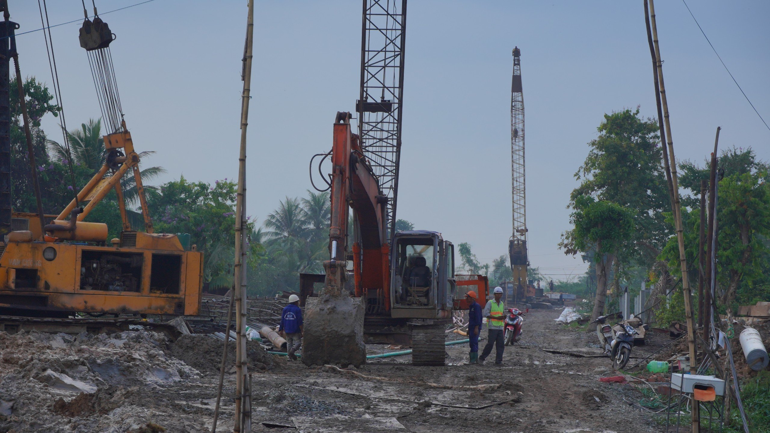 Thủ tướng Phạm Minh Chính khảo sát hiện trường dự án kè chống sạt lở khẩn cấp ở Cần Thơ- Ảnh 4.