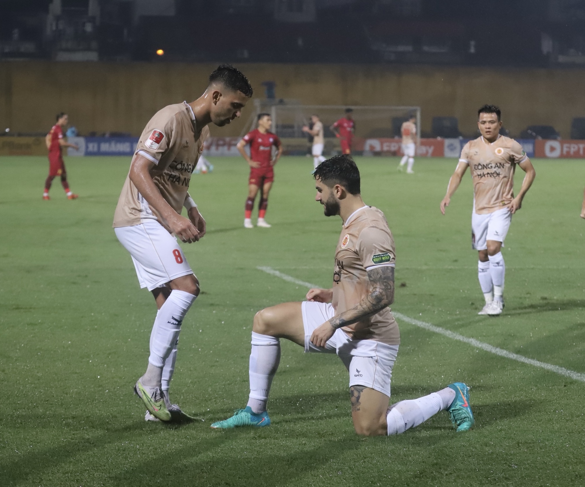 Ngoại binh lập “hat-trick", CLB CAHN hạ Khánh Hoà trong trận “thuỷ chiến"- Ảnh 7.