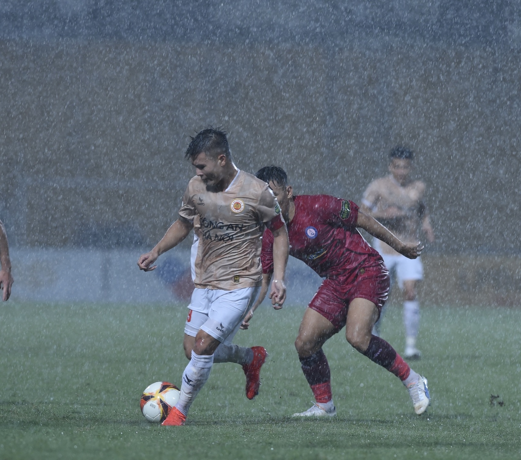 Ngoại binh lập “hat-trick", CLB CAHN hạ Khánh Hoà trong trận “thuỷ chiến"- Ảnh 4.