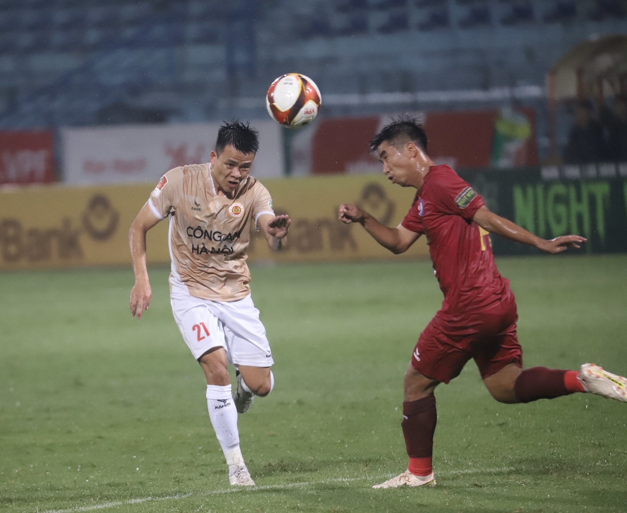 Ngoại binh lập “hat-trick", CLB CAHN hạ Khánh Hoà trong trận “thuỷ chiến"- Ảnh 9.