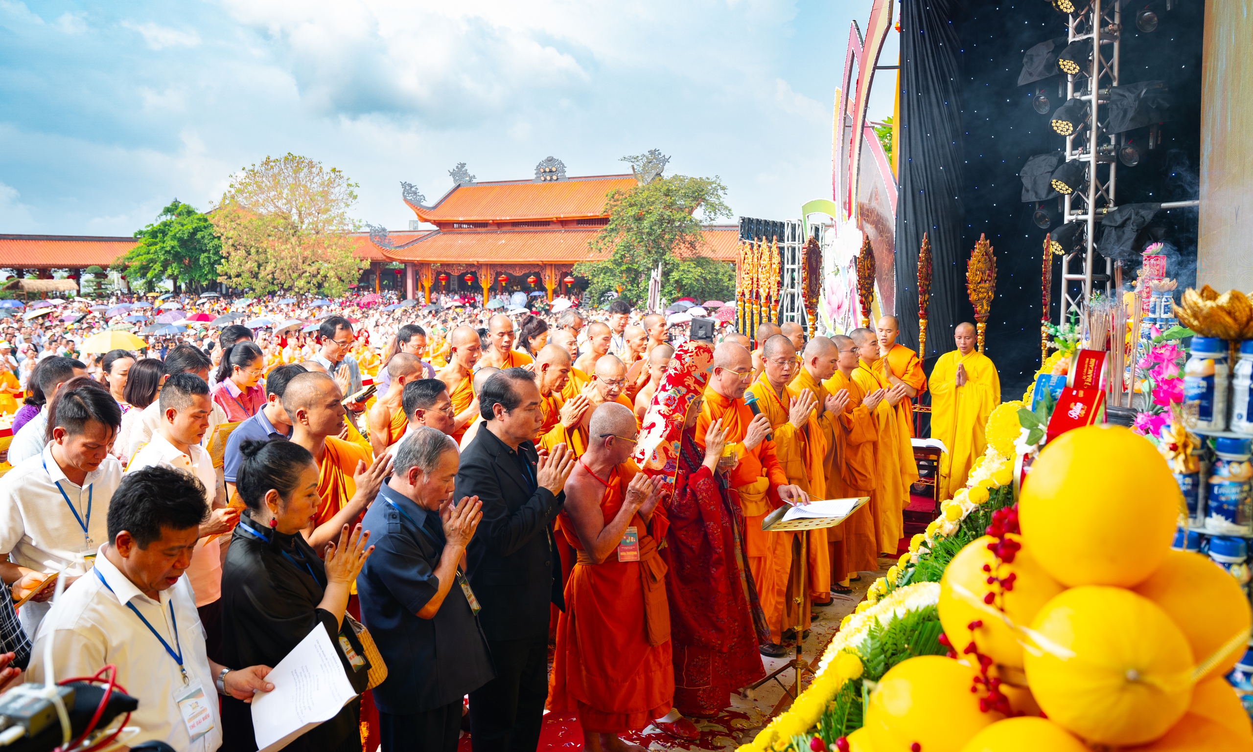 Hàng nghìn Phật tử đổ về chùa Ba Vàng dự đại lễ Phật đản 2024- Ảnh 3.