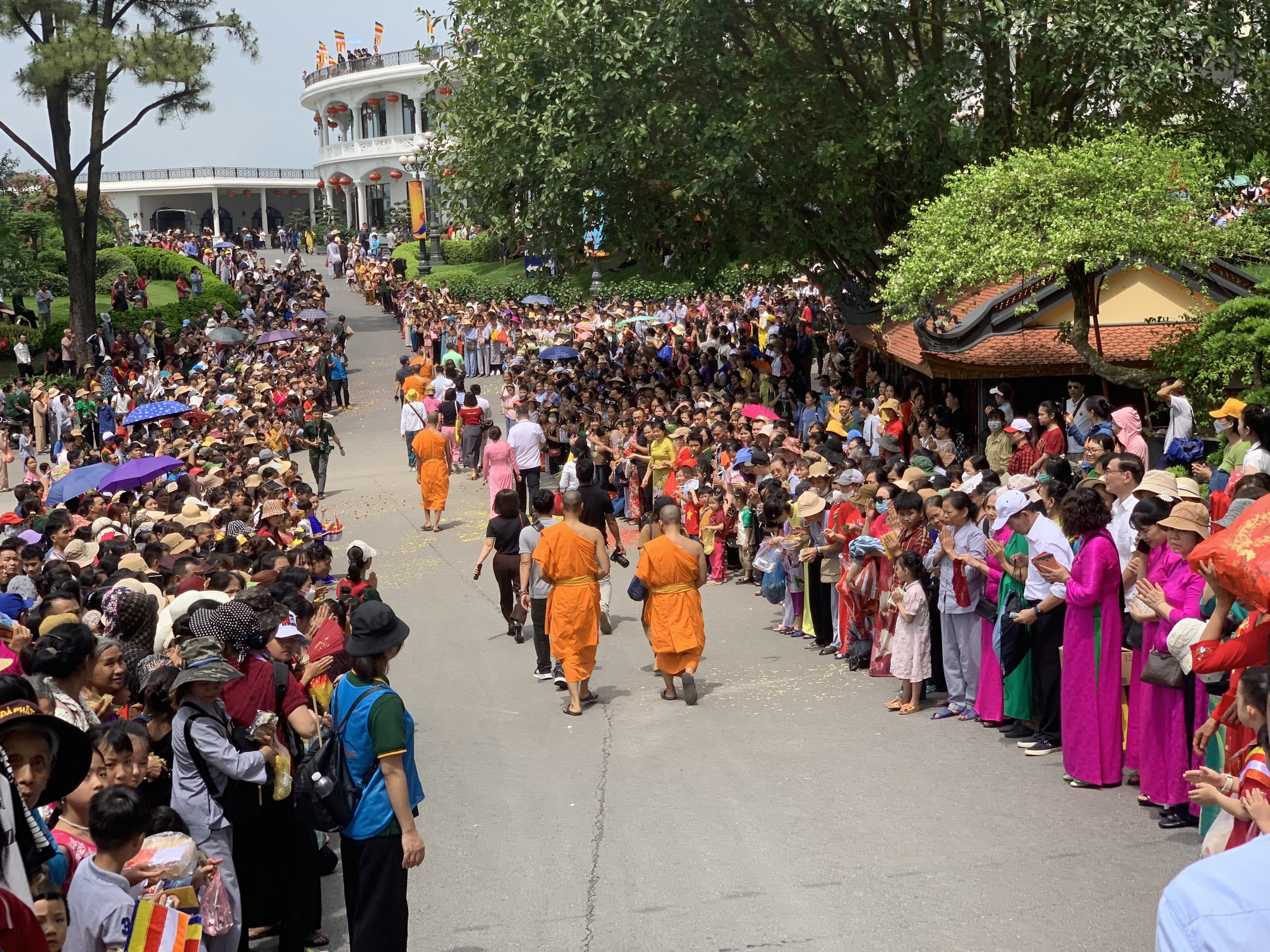 Hàng nghìn Phật tử đổ về chùa Ba Vàng dự đại lễ Phật đản 2024- Ảnh 5.