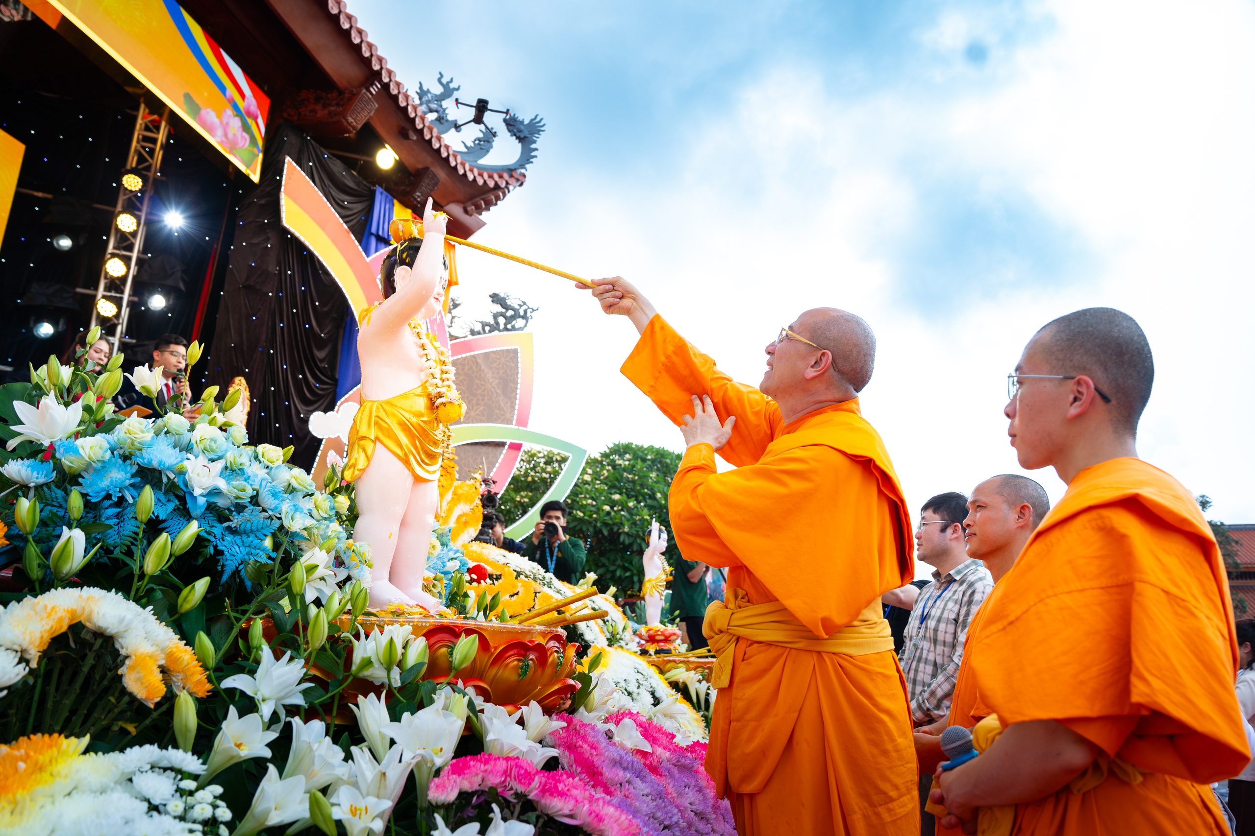 Hàng nghìn Phật tử đổ về chùa Ba Vàng dự đại lễ Phật đản 2024- Ảnh 4.