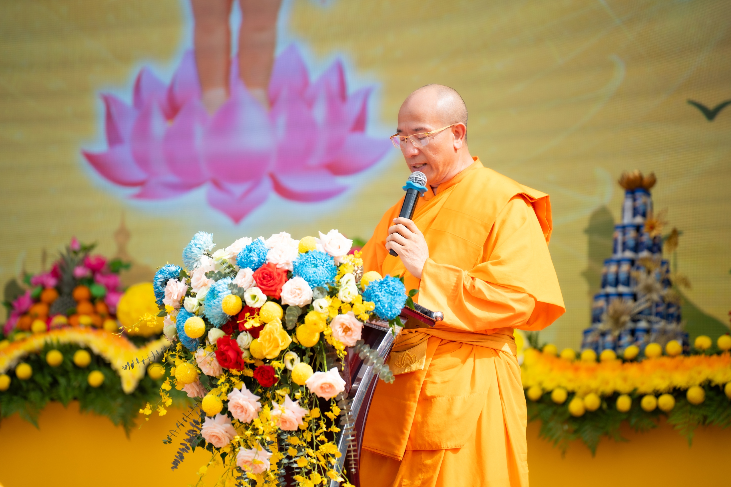 Hàng nghìn Phật tử đổ về chùa Ba Vàng dự đại lễ Phật đản 2024- Ảnh 2.