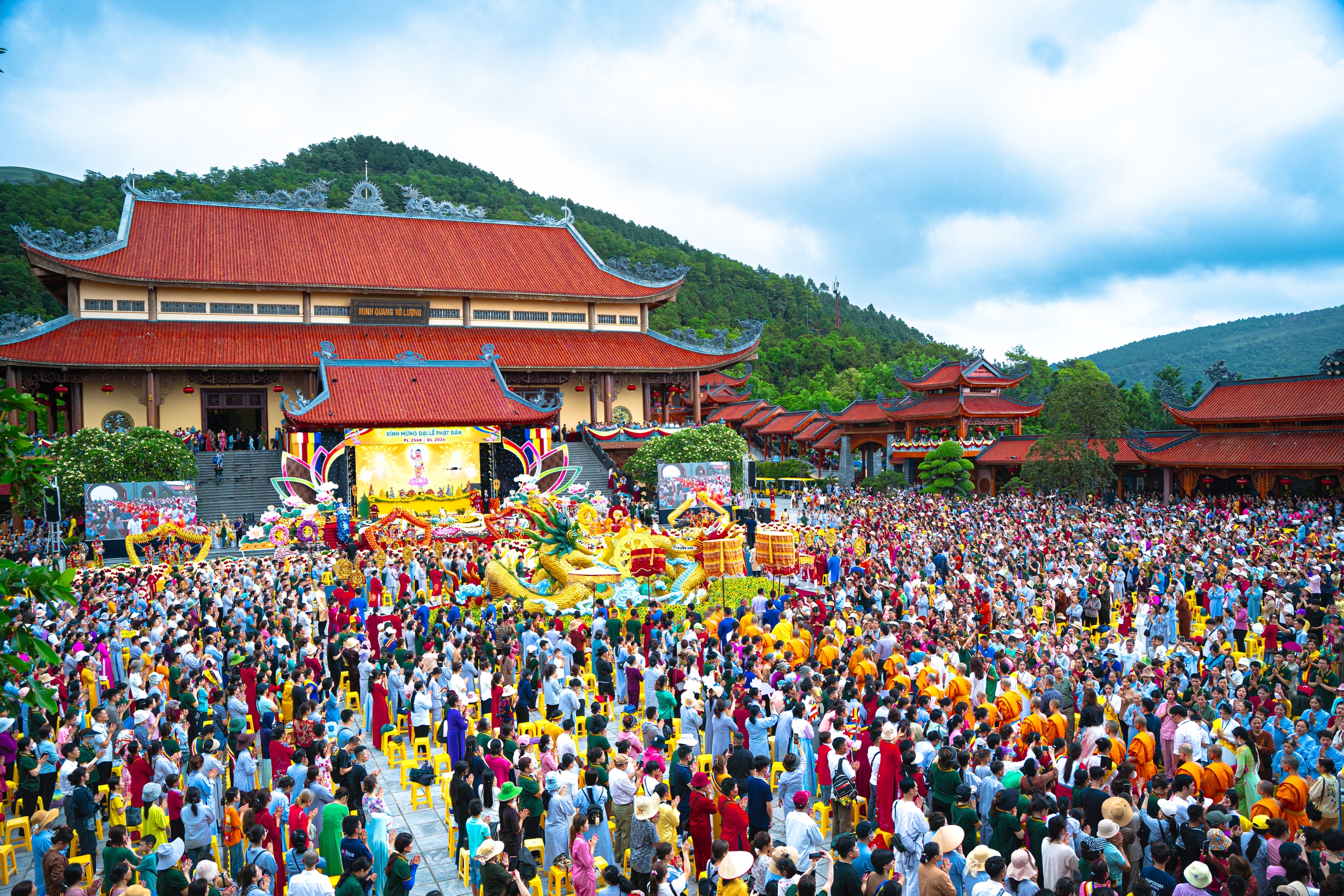 Hàng nghìn Phật tử đổ về chùa Ba Vàng dự đại lễ Phật đản 2024- Ảnh 1.