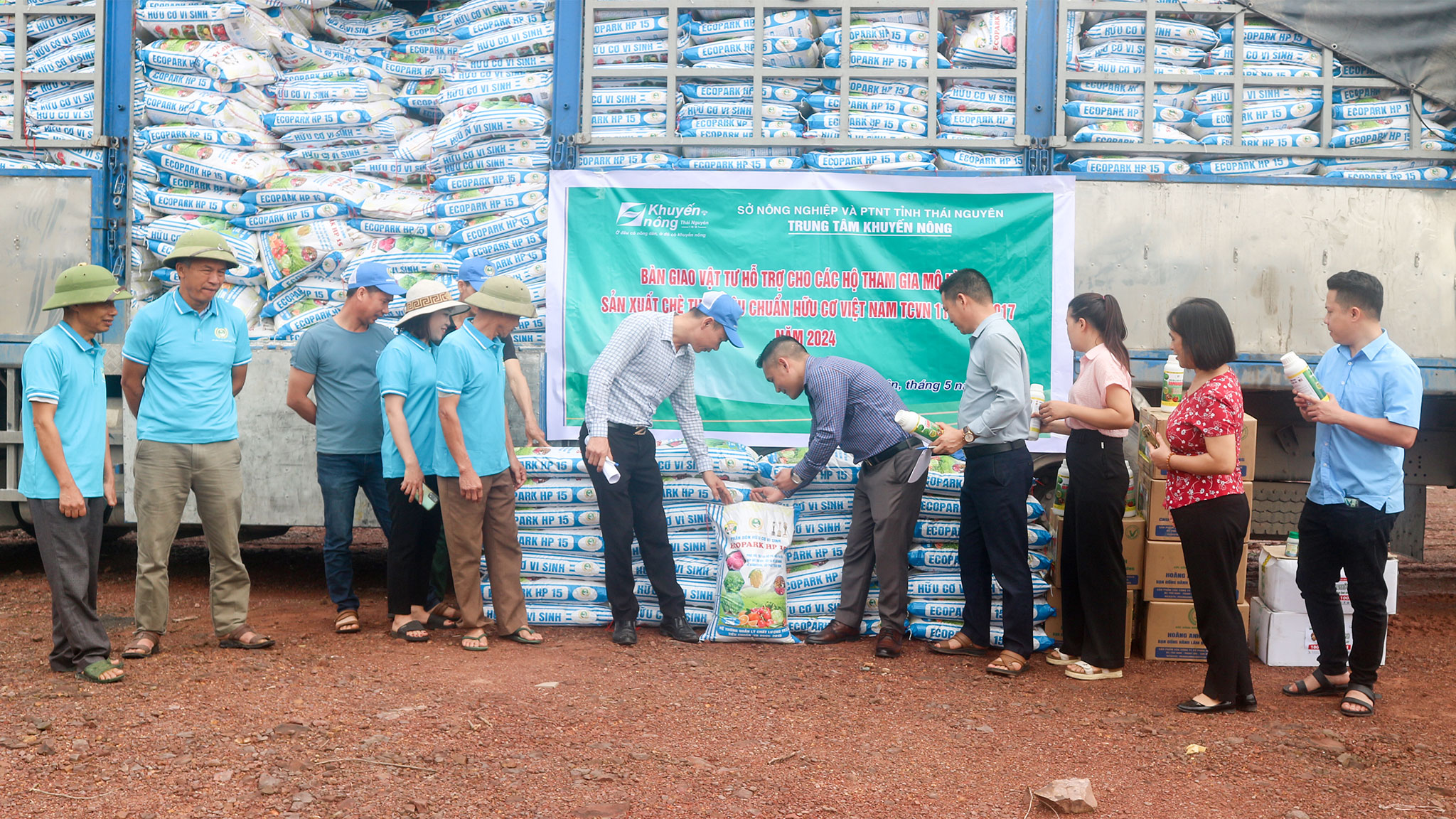Gần 250 tấn phân hữu cơ vi sinh được Trung tâm khuyến nông Thái Nguyên hỗ trợ các HTX trồng chè- Ảnh 1.