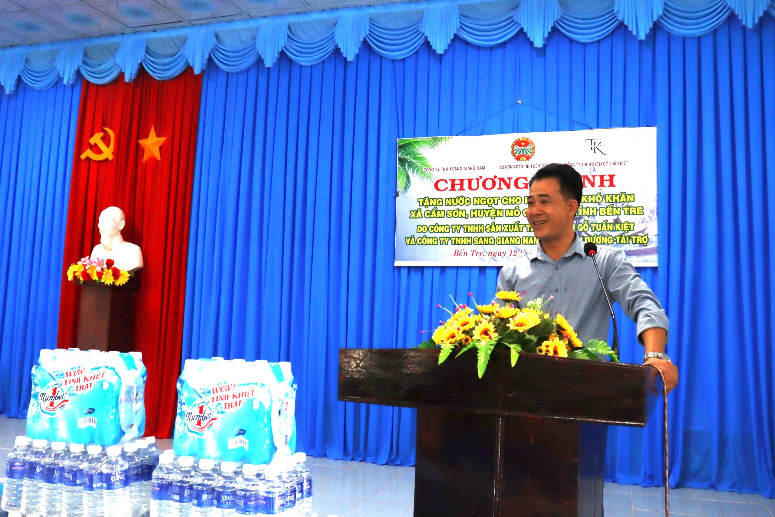 Hội Nông dân tỉnh Bến Tre trao tặng nước ngọt cho nông dân có hoàn cảnh khó khăn- Ảnh 2.
