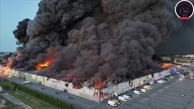 Khẩn trương hỗ trợ người Việt bị ảnh hưởng trong vụ cháy trung tâm thương mại ở Ba Lan- Ảnh 2.