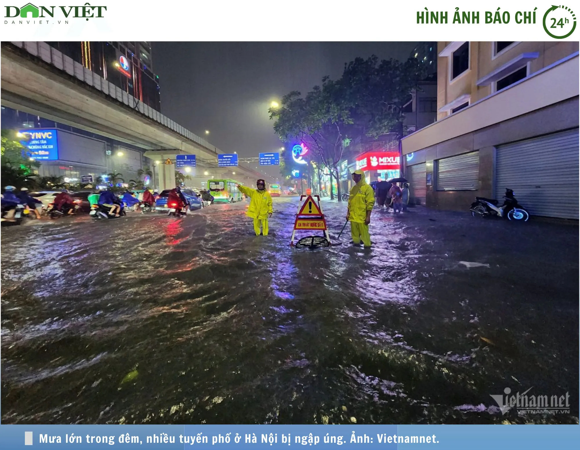 Hình ảnh báo chí 24h: Mưa lớn trong đêm, đường phố Hà Nội lại ngập úng nặng nề- Ảnh 1.