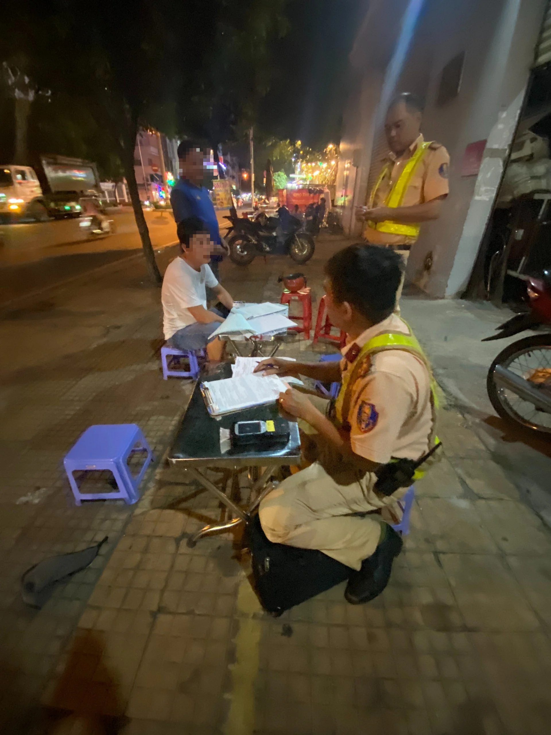 Nhậu xong đi mua cơm sườn cho vợ, khoe vết mổ ung thư... đều bị CSGT phạt cồn, tịch thu bằng lái- Ảnh 3.