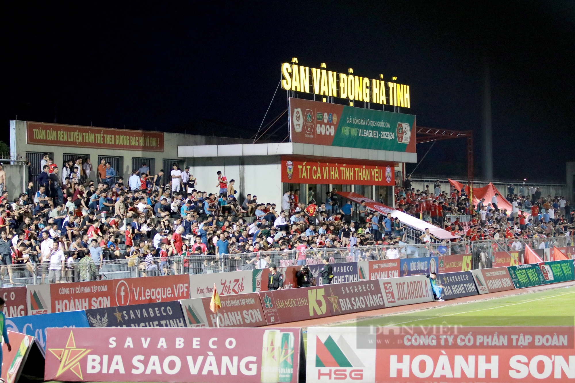 CĐV Hà Tĩnh “bùng nổ” khi đội nhà cầm hoà Hà Nội FC- Ảnh 1.