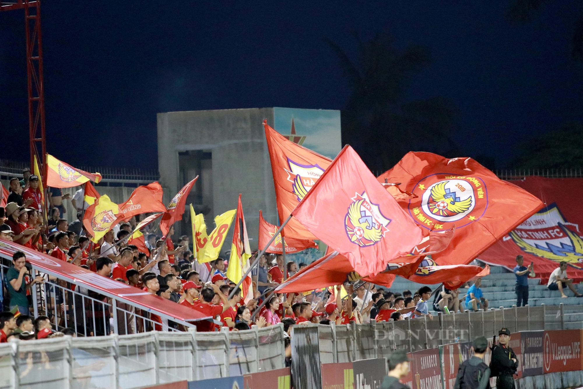 CĐV Hà Tĩnh “bùng nổ” khi đội nhà cầm hoà Hà Nội FC- Ảnh 2.