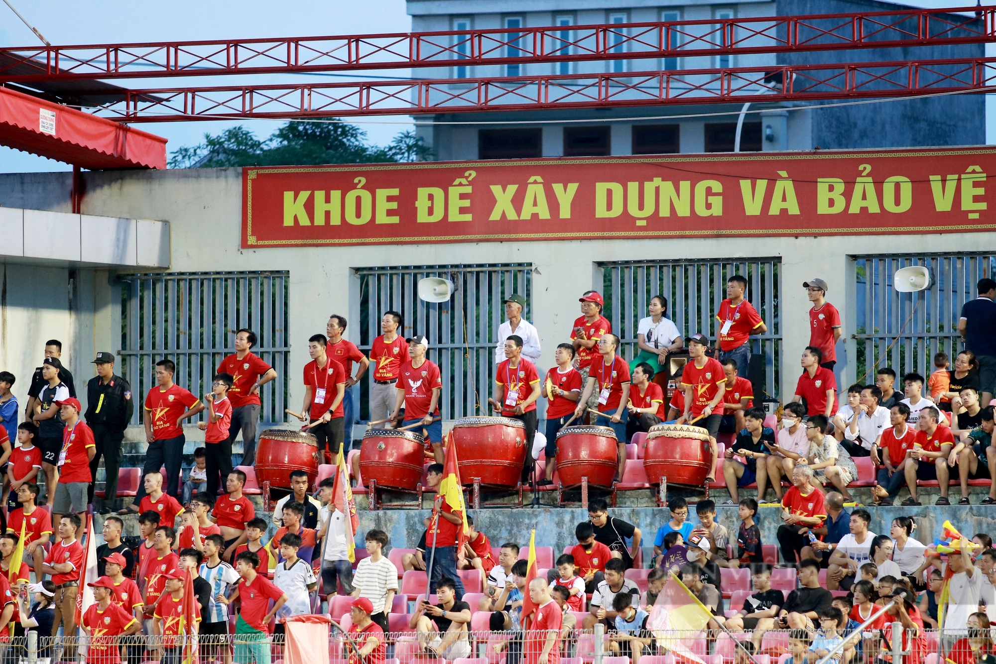 CĐV Hà Tĩnh “bùng nổ” khi đội nhà cầm hoà Hà Nội FC- Ảnh 13.