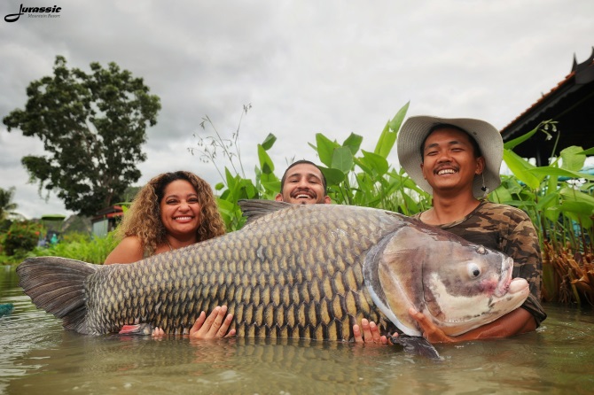 Choáng váng: Anh thanh niên câu được con cá chép Xiêm khổng lồ nặng gần 60kg- Ảnh 2.