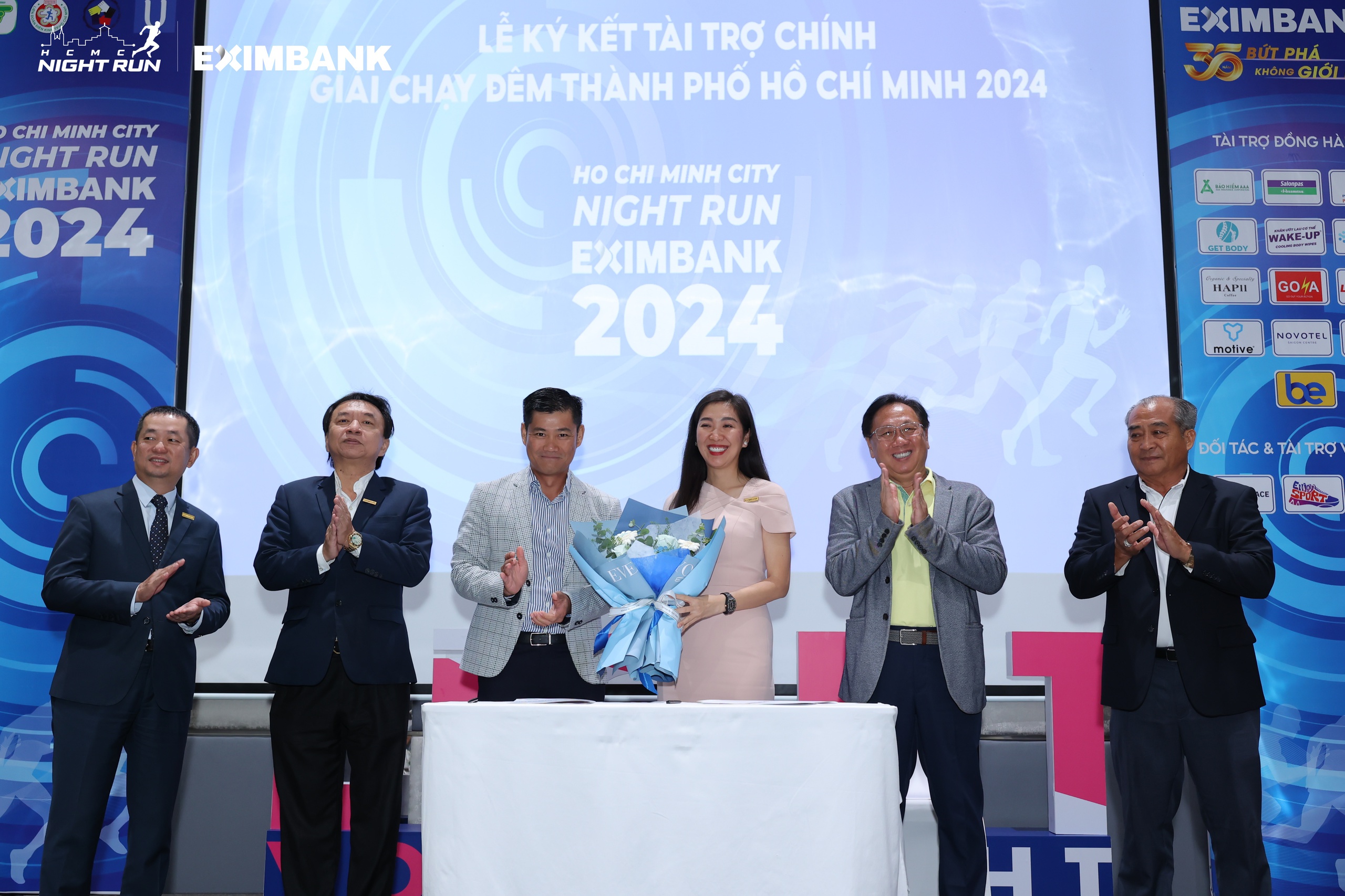 Dạo chơi đêm thành phố với Ho Chi Minh City Night Run Eximbank 2024- Ảnh 1.