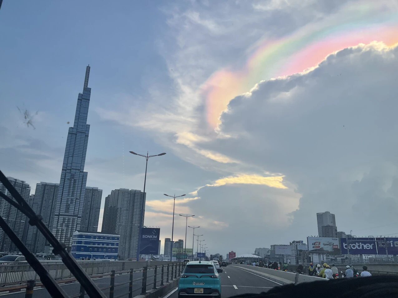 Bầu trời Sài Gòn xuất hiện mây ngũ sắc, có phải sắp có thời tiết xấu hay 'điềm' lạ?- Ảnh 1.