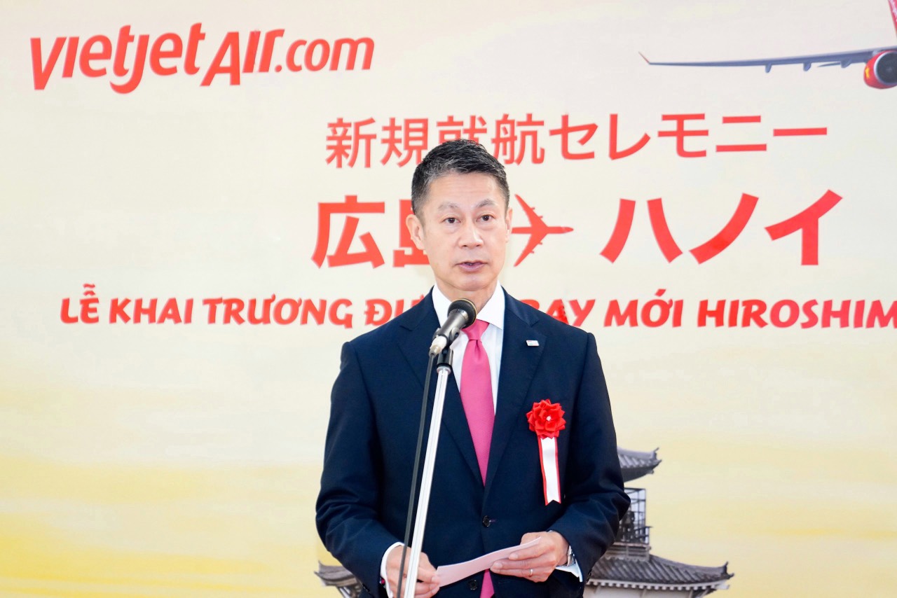 Ông Yuzaki Hidehiko, Thống đốc tỉnh Hiroshima chúc mừng đường bay mới Hiroshima – Hà Nội.