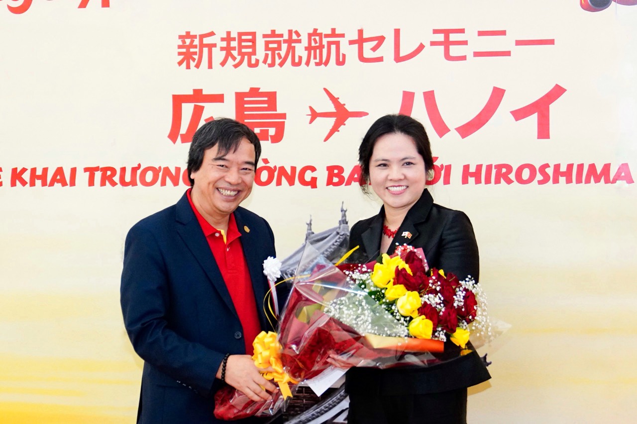 Ông Nguyễn Đức Thịnh, Phó Tổng giám đốc Vietjet và Tổng lãnh sự quán Việt Nam tại Fukuoka Vũ Chi Mai cùng chào đón đường bay mới của Vietjet.