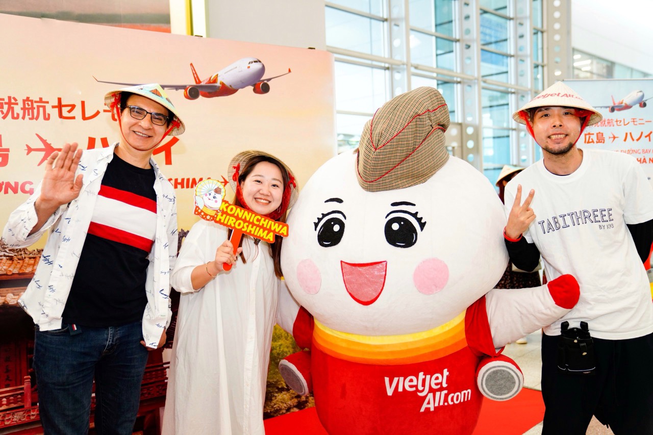 Hành khách trên các chuyến bay khai trương nhận các phần quà lưu niệm từ Vietjet và sân bay Hiroshima.