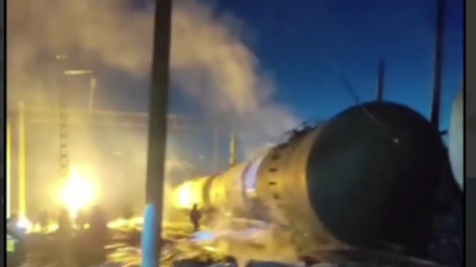 Đoàn tàu chở nhiên liệu Nga bị tấn công một cách bí ẩn, phát nổ rồi bốc cháy dữ dội ở Volgograd- Ảnh 2.