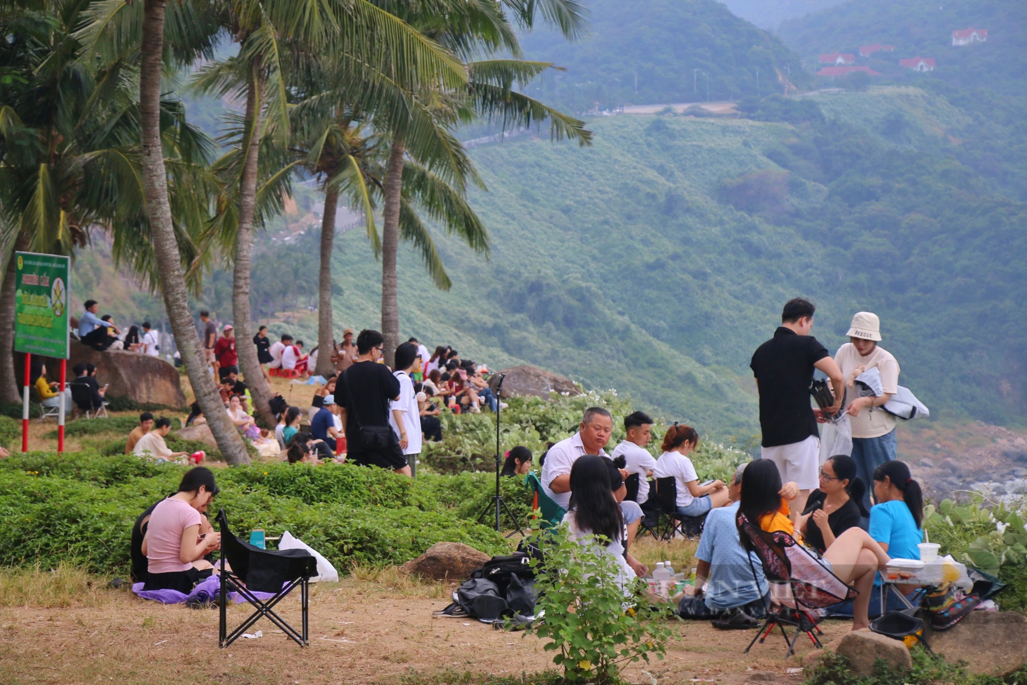 Người dân, du khách rủ nhau lên Bán đảo Sơn Trà 