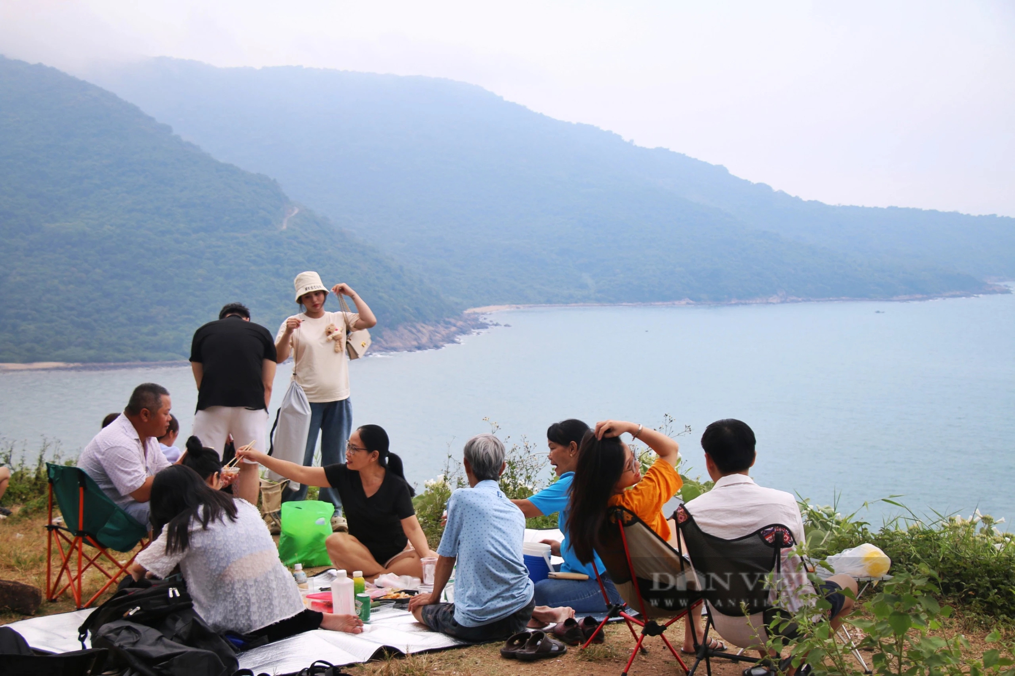 Người dân, du khách rủ nhau lên Bán đảo Sơn Trà 