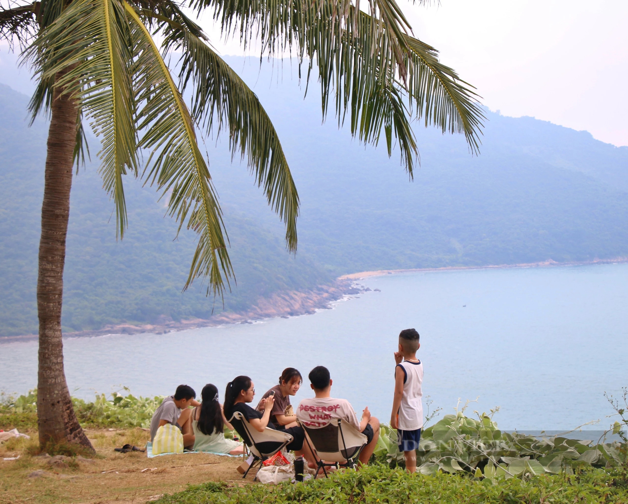 Người dân, du khách rủ nhau lên Bán đảo Sơn Trà 