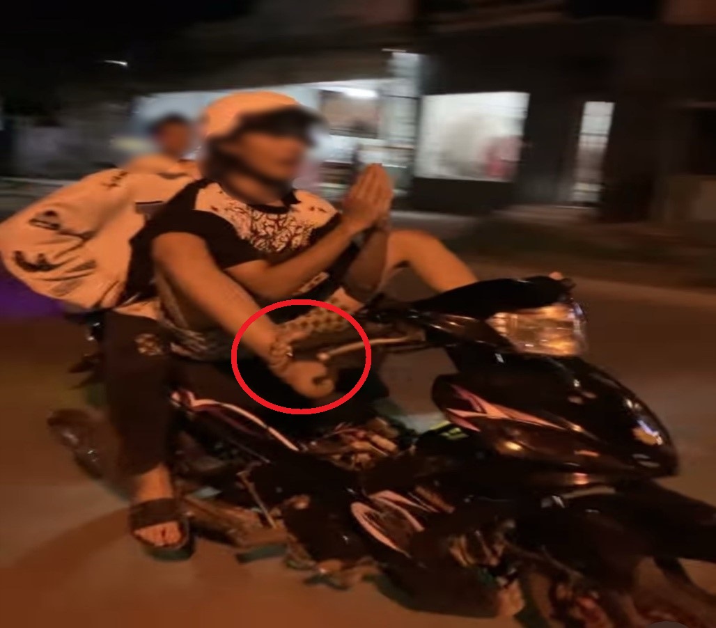 Triệu tập nam thanh niên 17 tuổi “lái xe máy bằng chân” ở Lâm Đồng