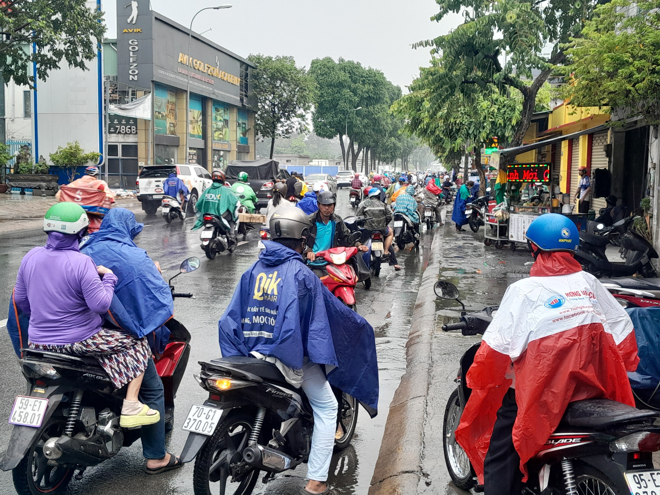 Chiều nay TP.HCM có mưa lớn, tuy nhiên những ngày tới vẫn nóng- Ảnh 3.