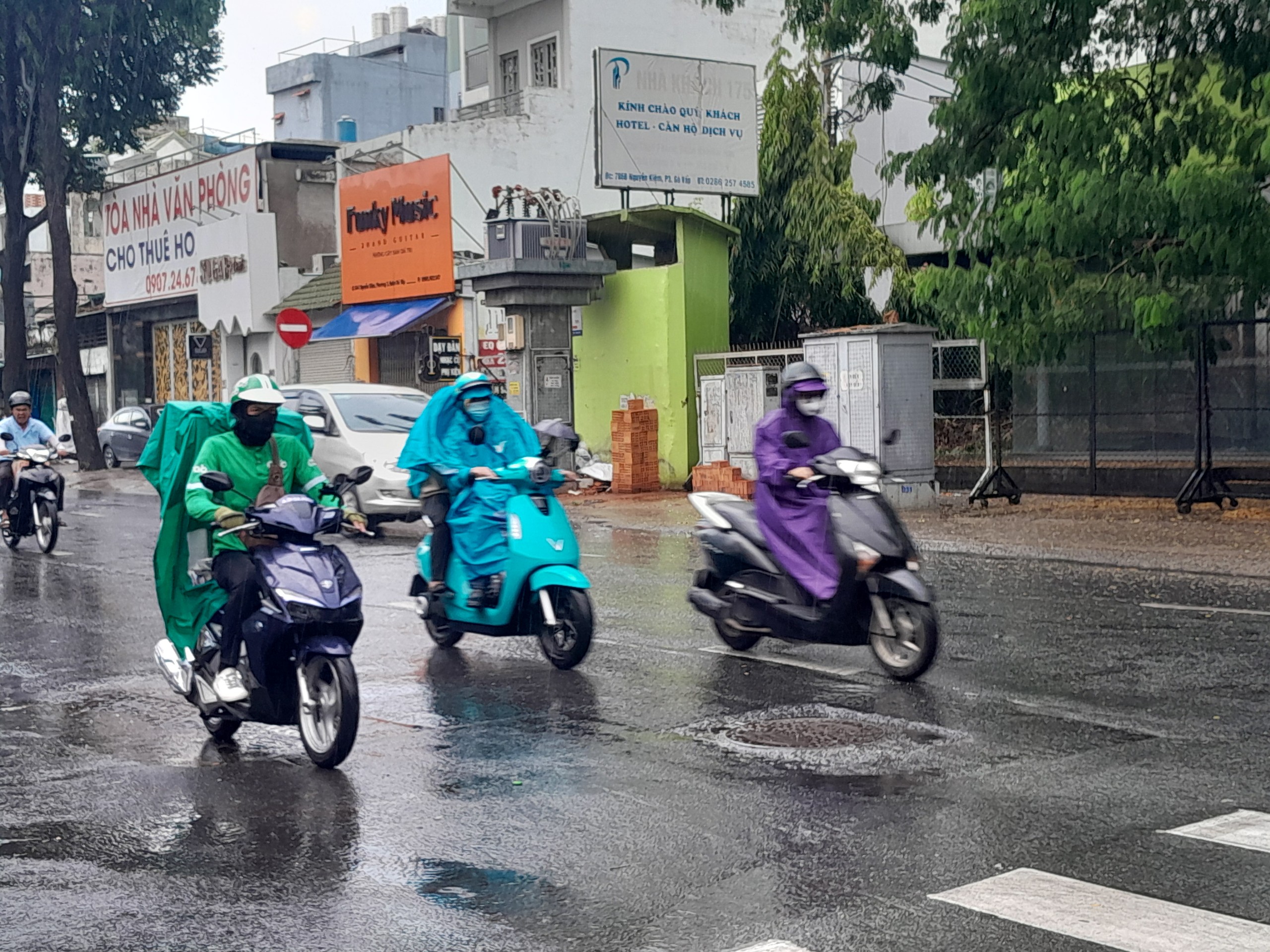 Chiều nay TP.HCM có mưa lớn, tuy nhiên những ngày tới vẫn nóng- Ảnh 1.