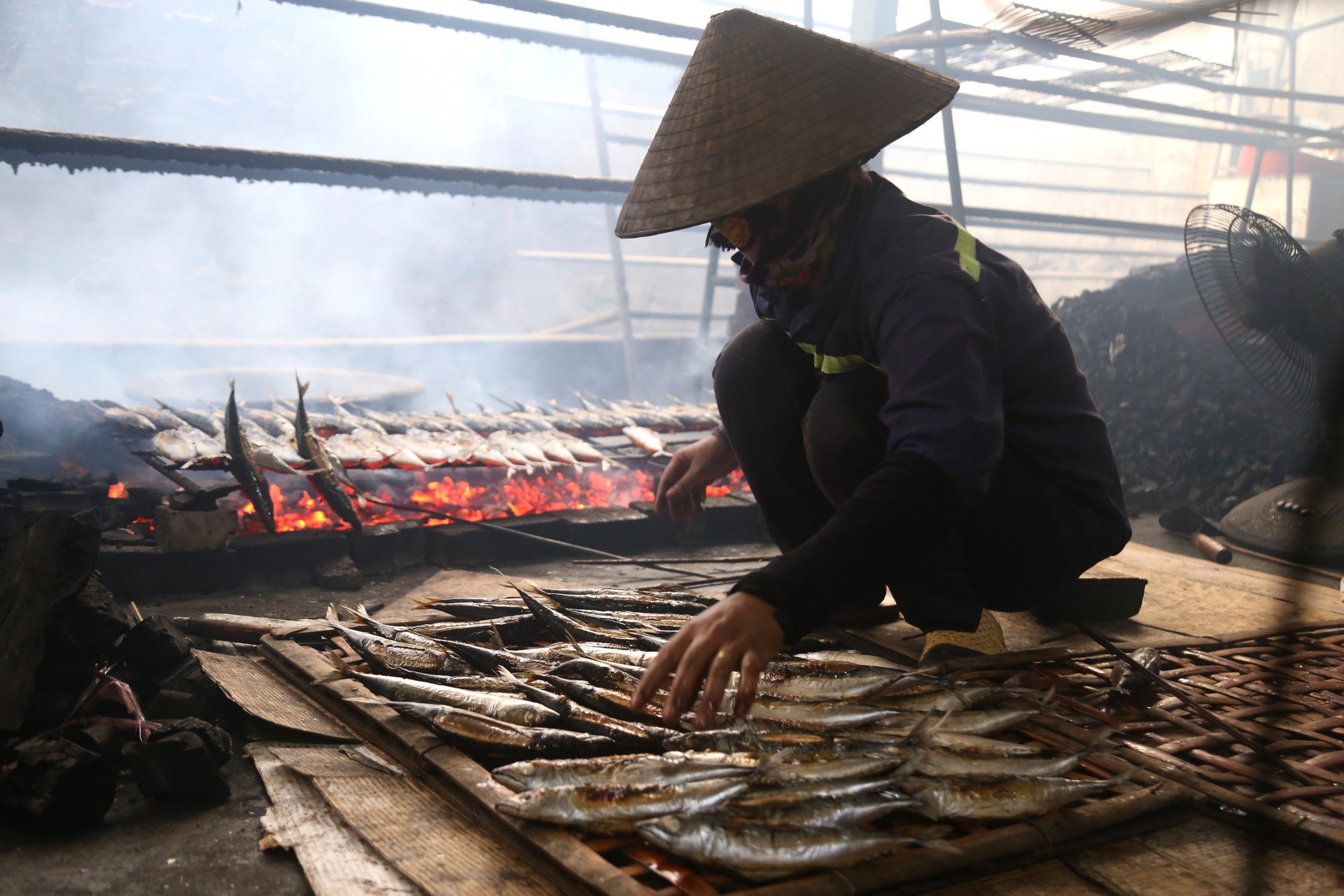 Nắng hơn 40 độ C, hàng chục phụ nữ vẫn ngồi trước lò than hồng nóng 100 độ C nướng từng vỉ cá thơm phức- Ảnh 4.