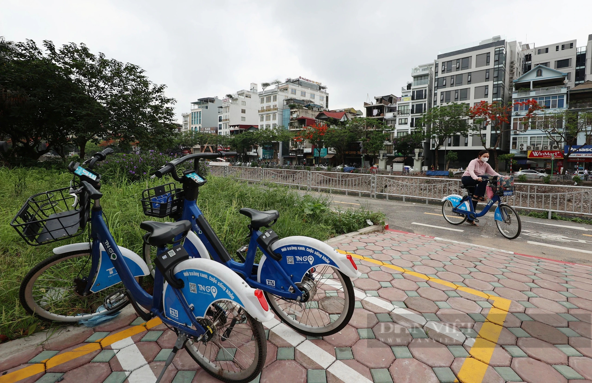 Hình ảnh thảm cỏ xanh mướt, hút mắt trên con đường chỉ dành riêng cho người đi bộ, xe đạp ở Hà Nội- Ảnh 11.