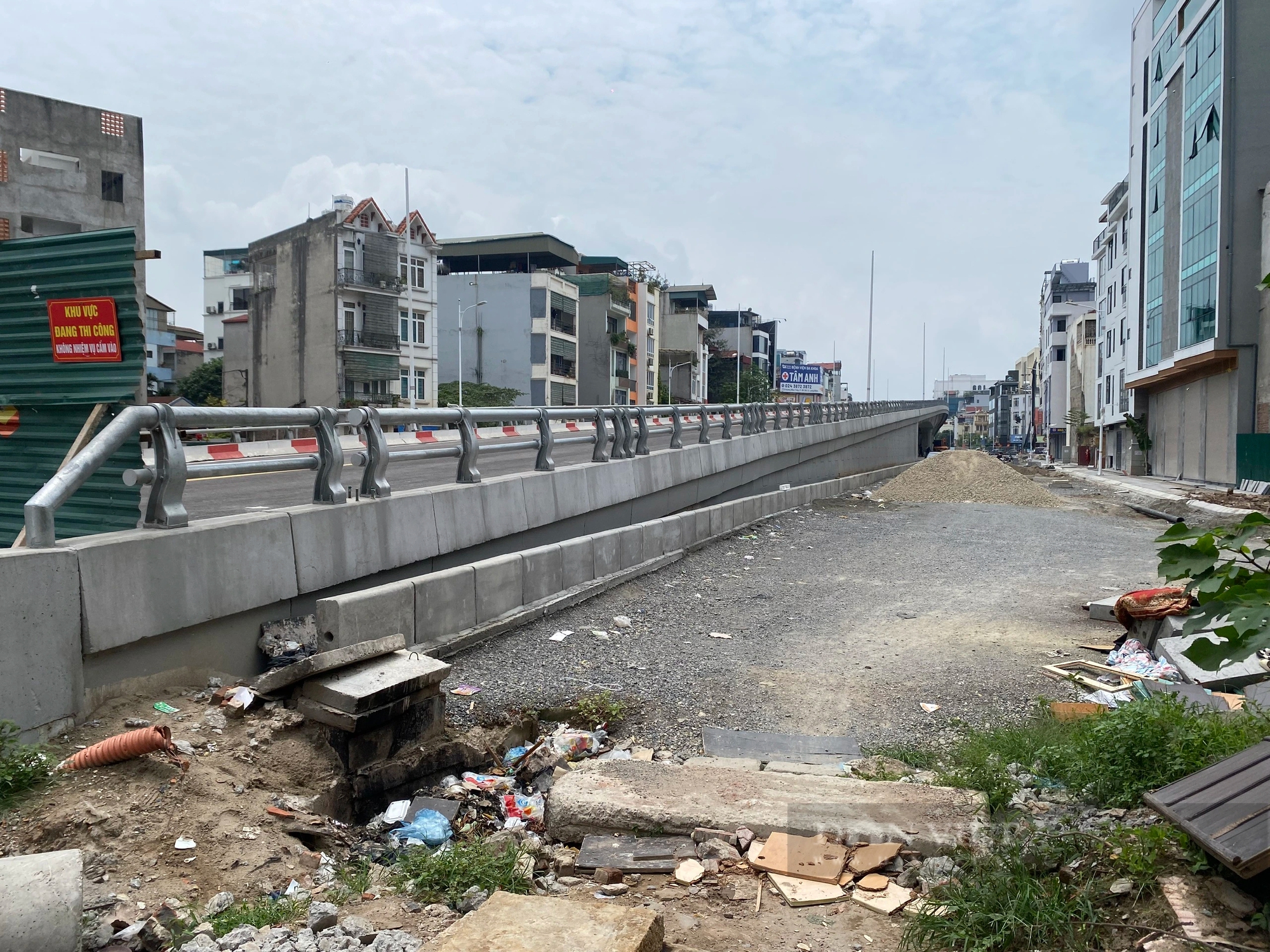 Cầu vượt nghìn tỷ xây xong phải “quây rào” chờ đường kết nối ở quận ngoại thành Hà Nội- Ảnh 2.