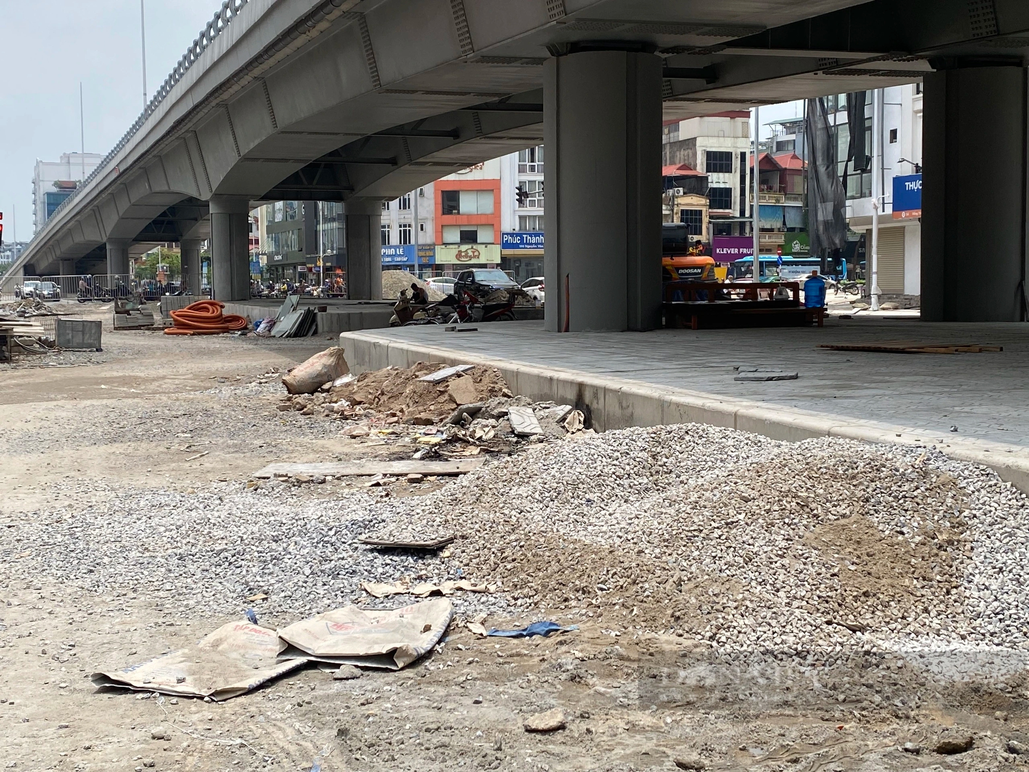Cầu vượt nghìn tỷ xây xong phải “quây rào” chờ đường kết nối ở quận ngoại thành Hà Nội- Ảnh 3.