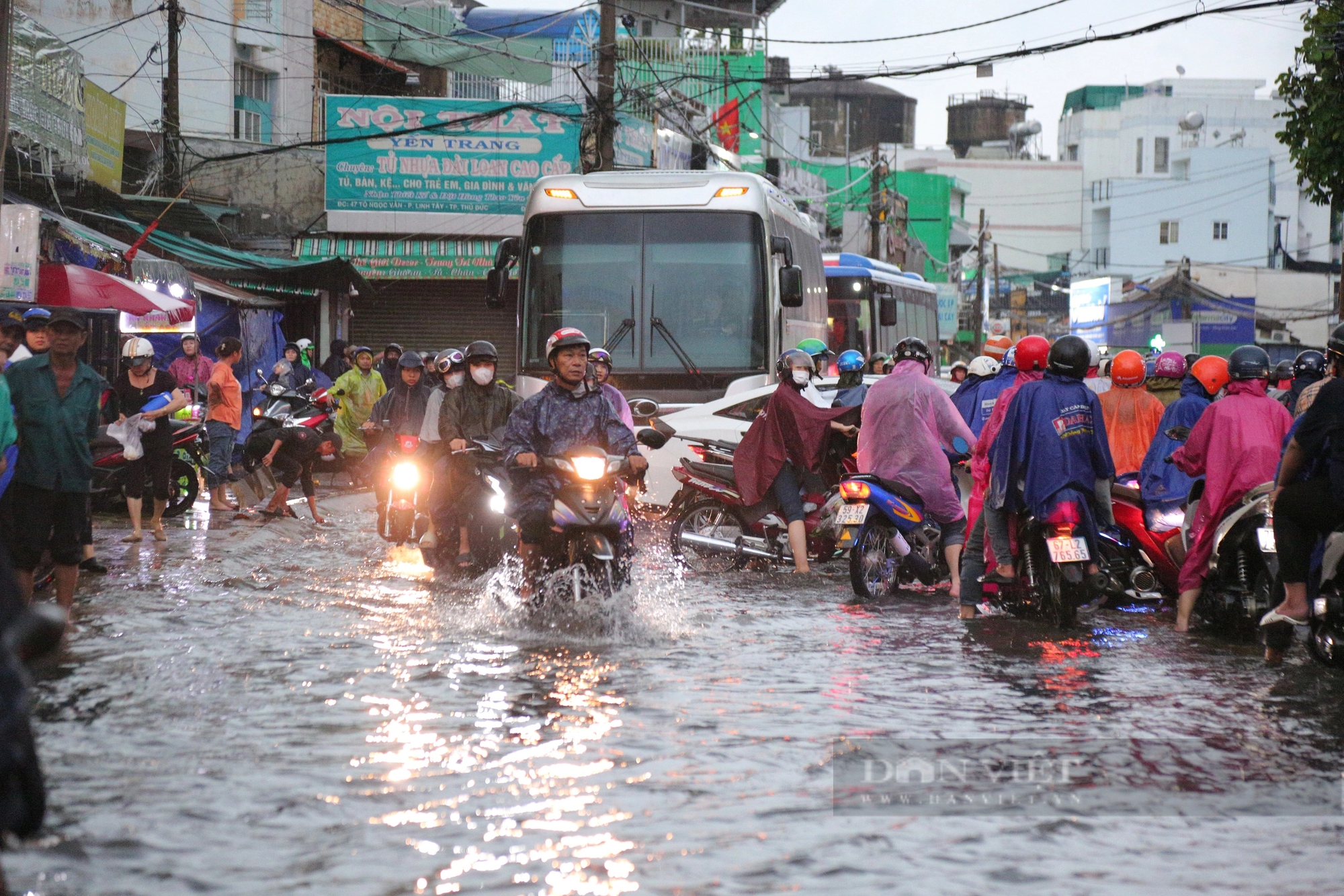 Nhà ngập nặng sau mưa, người dân TP.HCM hì hục tát nước trong sự bất lực- Ảnh 1.