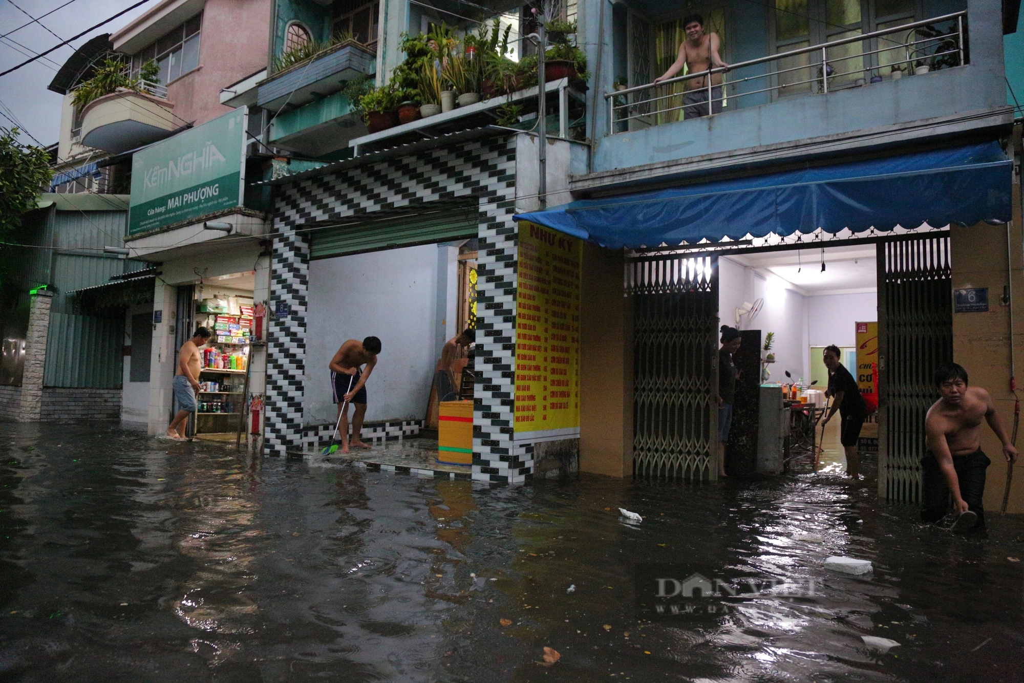 Nhà ngập nặng sau mưa, người dân TP.HCM hì hục tát nước trong sự bất lực- Ảnh 3.