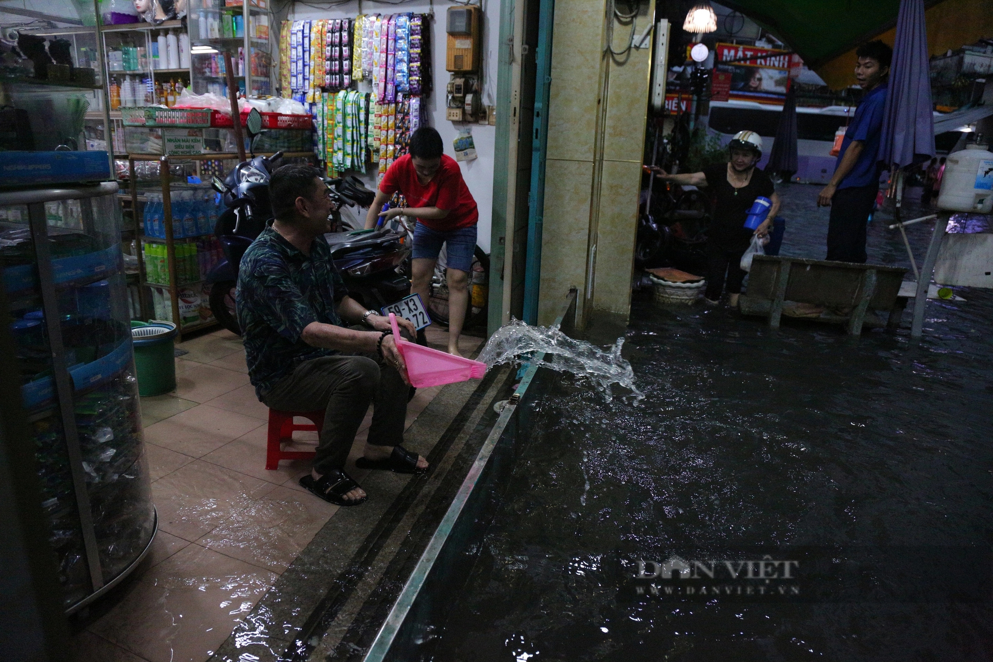 Nhà ngập nặng sau mưa, người dân TP.HCM hì hục tát nước trong sự bất lực- Ảnh 4.