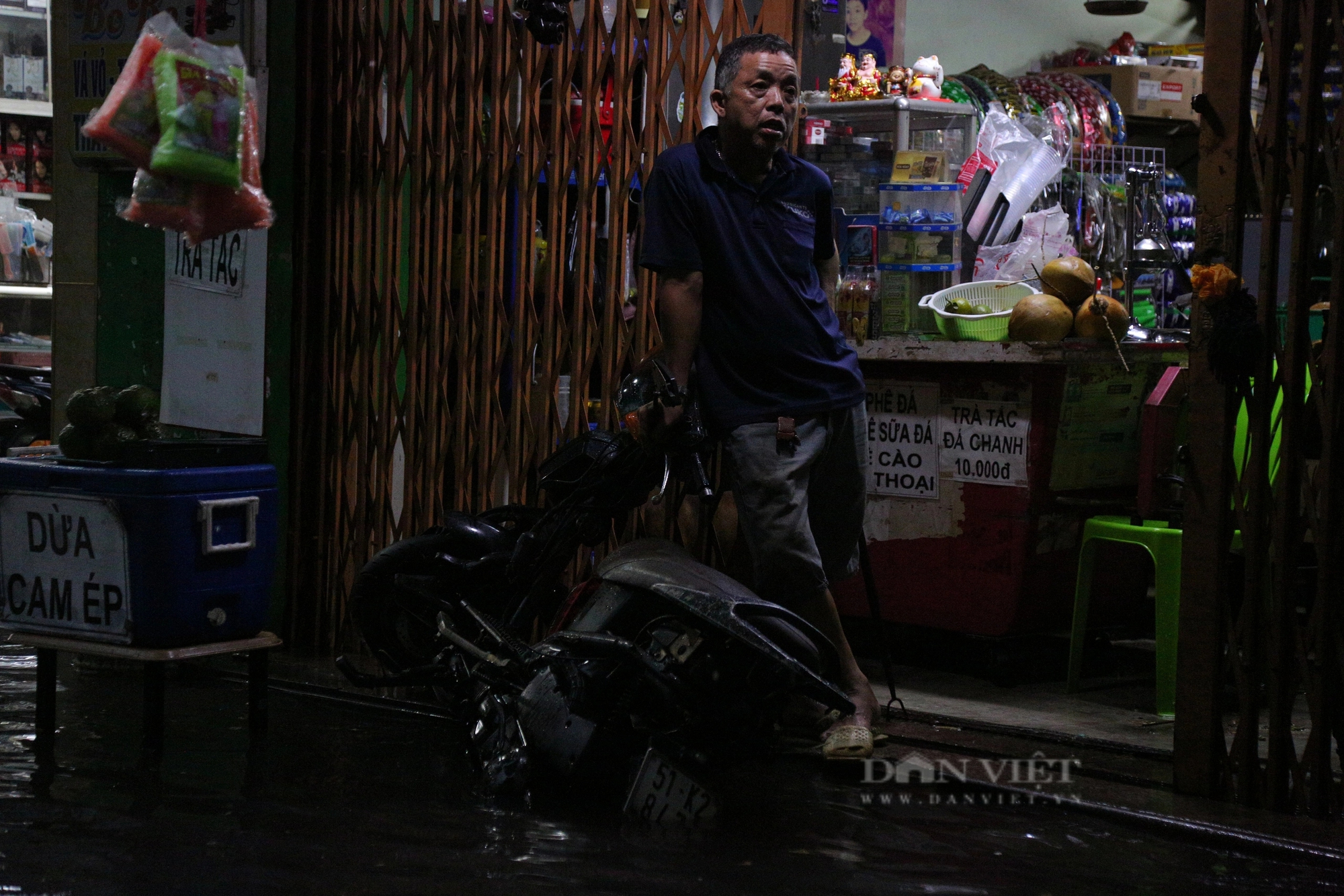 Nhà ngập nặng sau mưa, người dân TP.HCM hì hục tát nước trong sự bất lực- Ảnh 6.