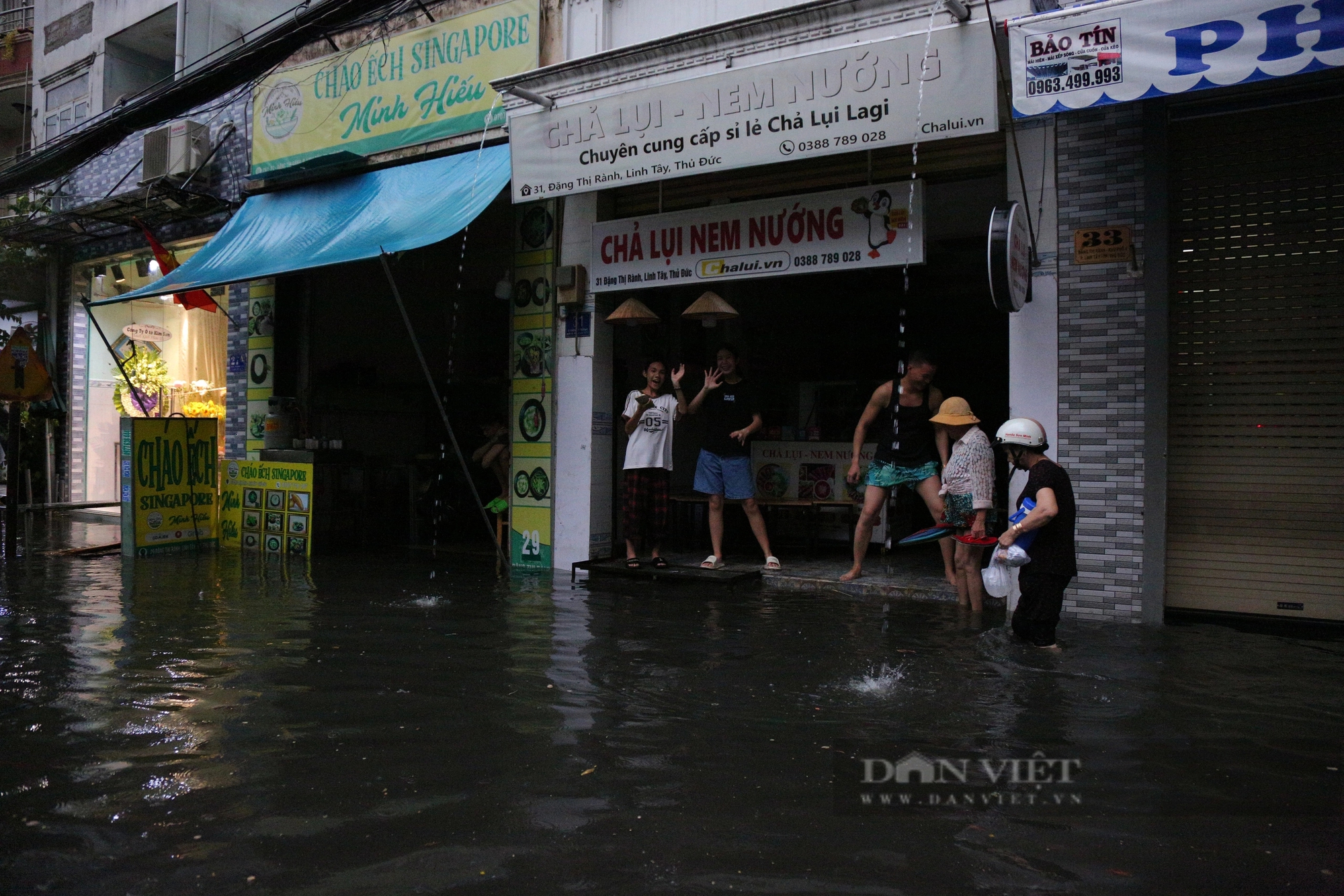 Nhà ngập nặng sau mưa, người dân TP.HCM hì hục tát nước trong sự bất lực- Ảnh 7.