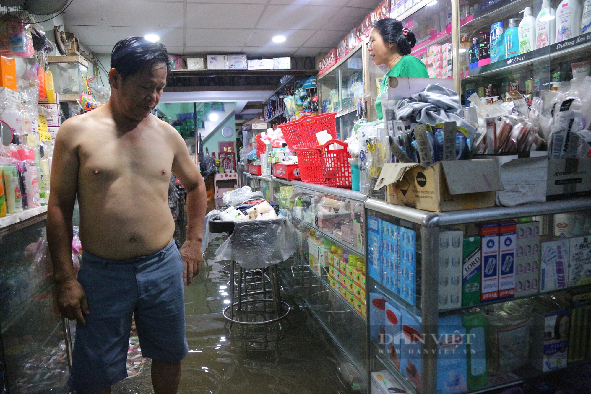 Nhà ngập nặng sau mưa, người dân TP.HCM hì hục tát nước trong sự bất lực- Ảnh 10.
